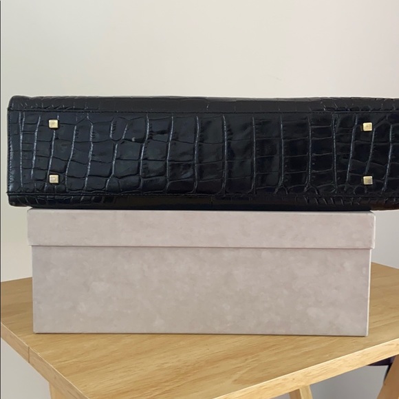 Leather structured bag with brushed gold hardware - Picture 4 of 7